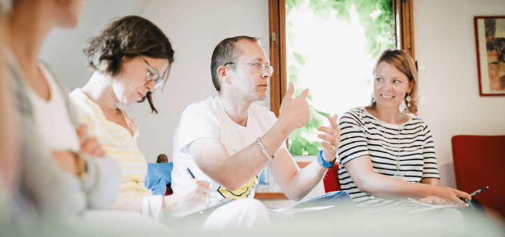 Ein Foto von einer Beratungssituation bei der Schmid Stiftung