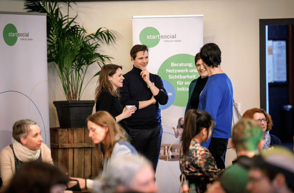 Foto mit verschiedenen Gruppen im Gespräch bei einem Netzwerktreffen von startsocial