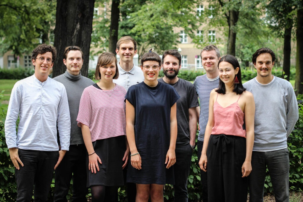Das Foto zeigt 9 Personen aus dem Team von youvo