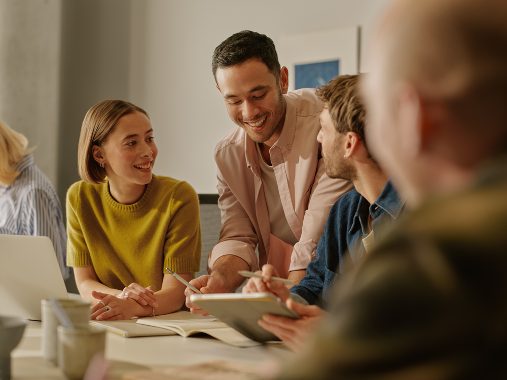 Drei Personen unterhalten sich in einem Büro